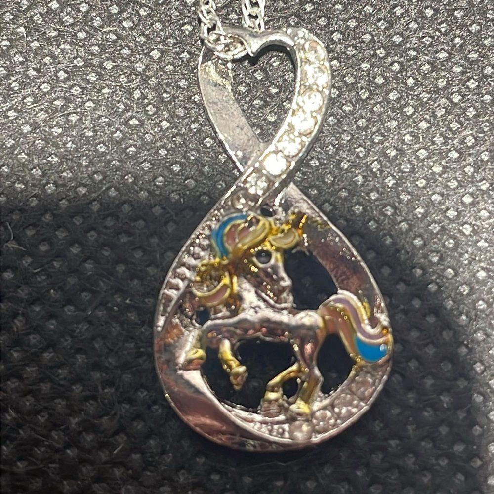 Unicorn pendent necklace - Picture 4 of 9